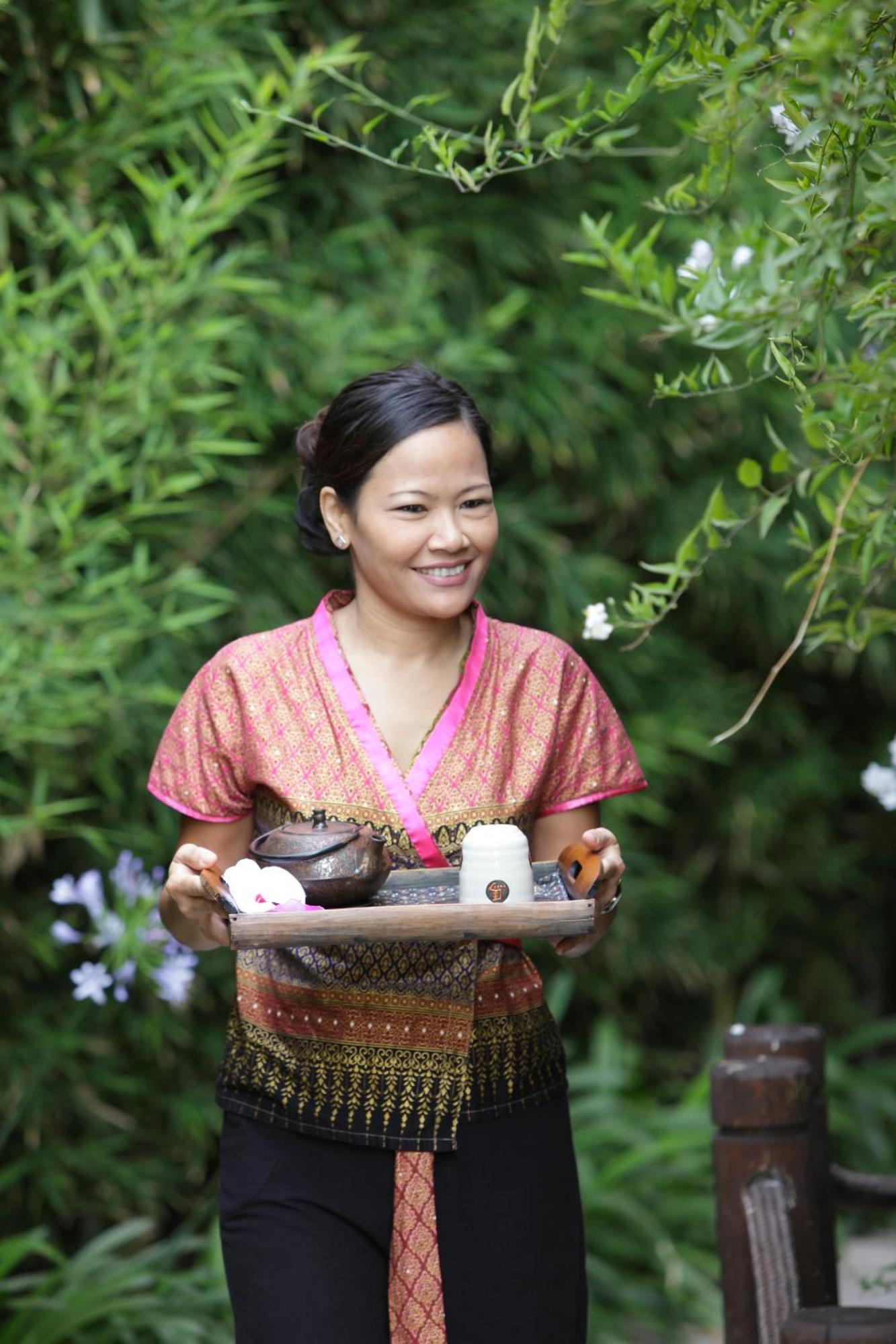 Asia Gardens Hotel & Thai Spa, A Royal Hideaway Hotel Finestrat Ngoại thất bức ảnh Thai woman serving tea