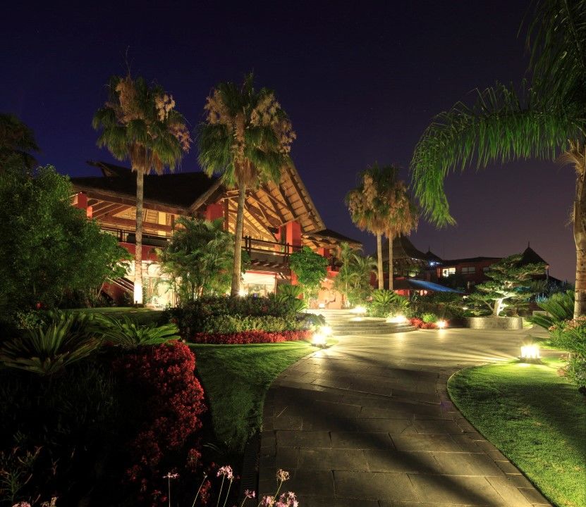 Asia Gardens Hotel & Thai Spa, A Royal Hideaway Hotel Finestrat Ngoại thất bức ảnh The resort at night